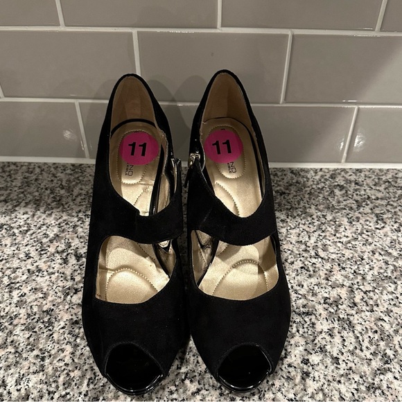 Black suede Bandolino heels, size 11. - Picture 1 of 5